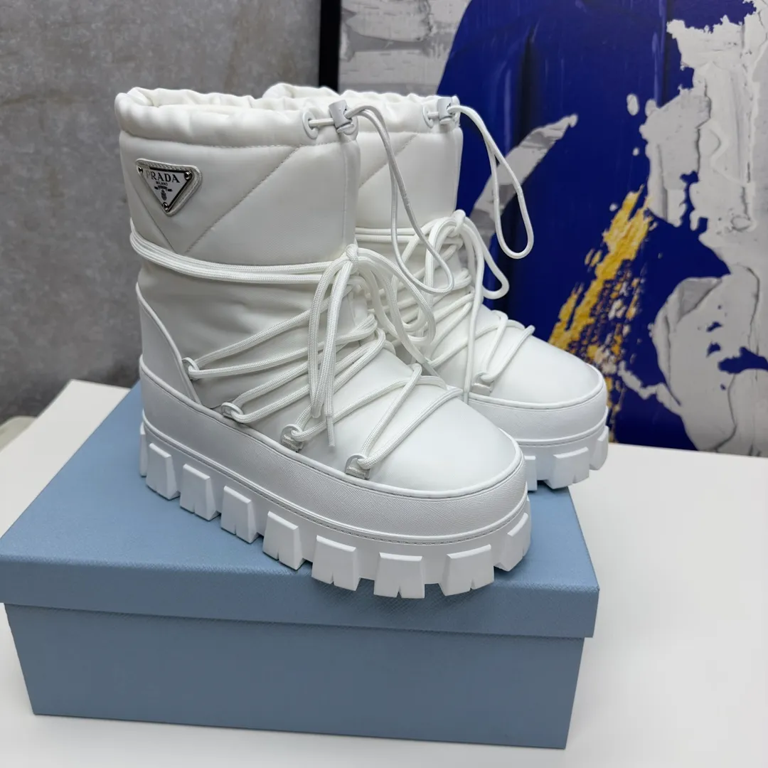 👟👟Ex-factory price 660👟👟 The highest version on the market, Prada's king style, snow boots, ski boots, chubby, so cute and cute →_→ From the Prada limited series, unique. Shiny nylon Oblique upper with criss-cross straps for an ideal fit. The boots are made of technical fabric and have a short-cut version. They can be worn in the city or in the mountains. They make the calves slimmer, taller, warmer and have a concave shape. The boots and soles use the original waterproof effect. The size is 35-40. 41Customized